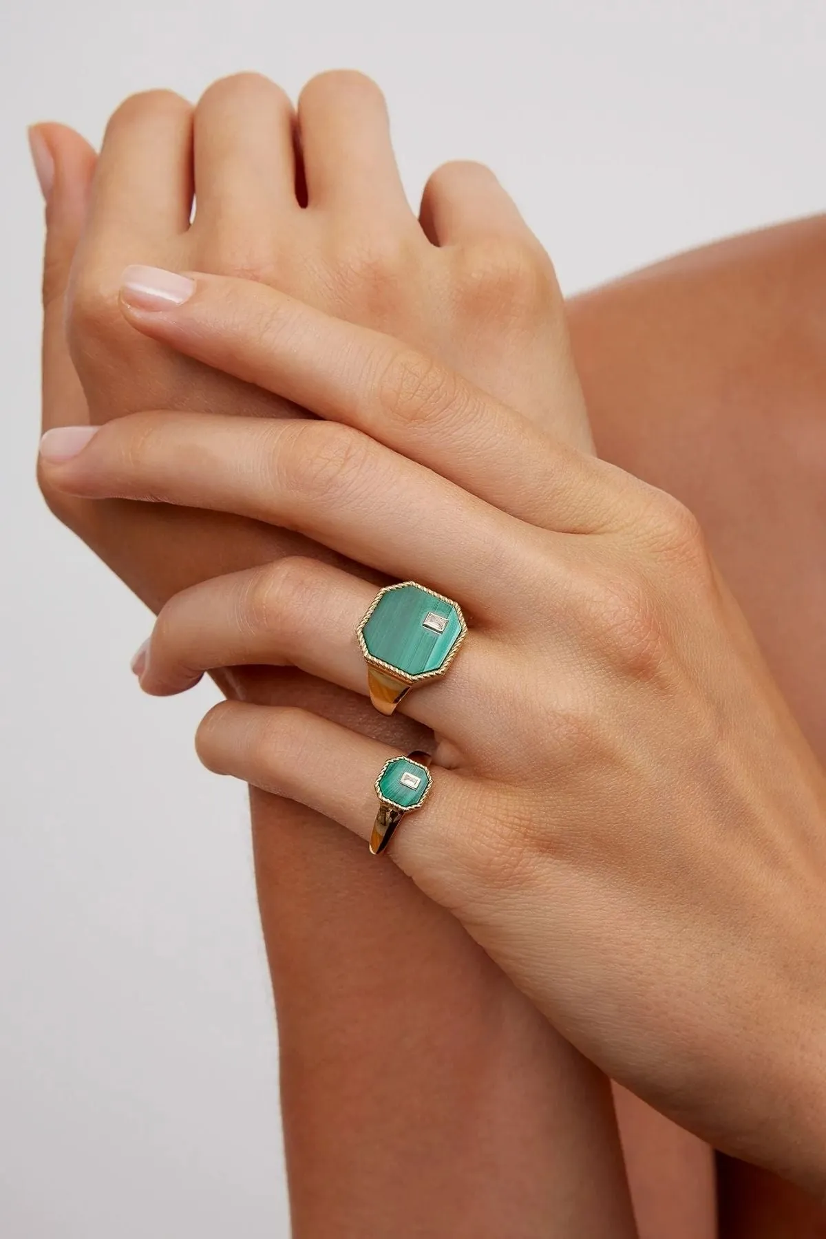 Yvonne Léon Baby Chevalière Malachite Octagon Signet Ring - Yellow Gold