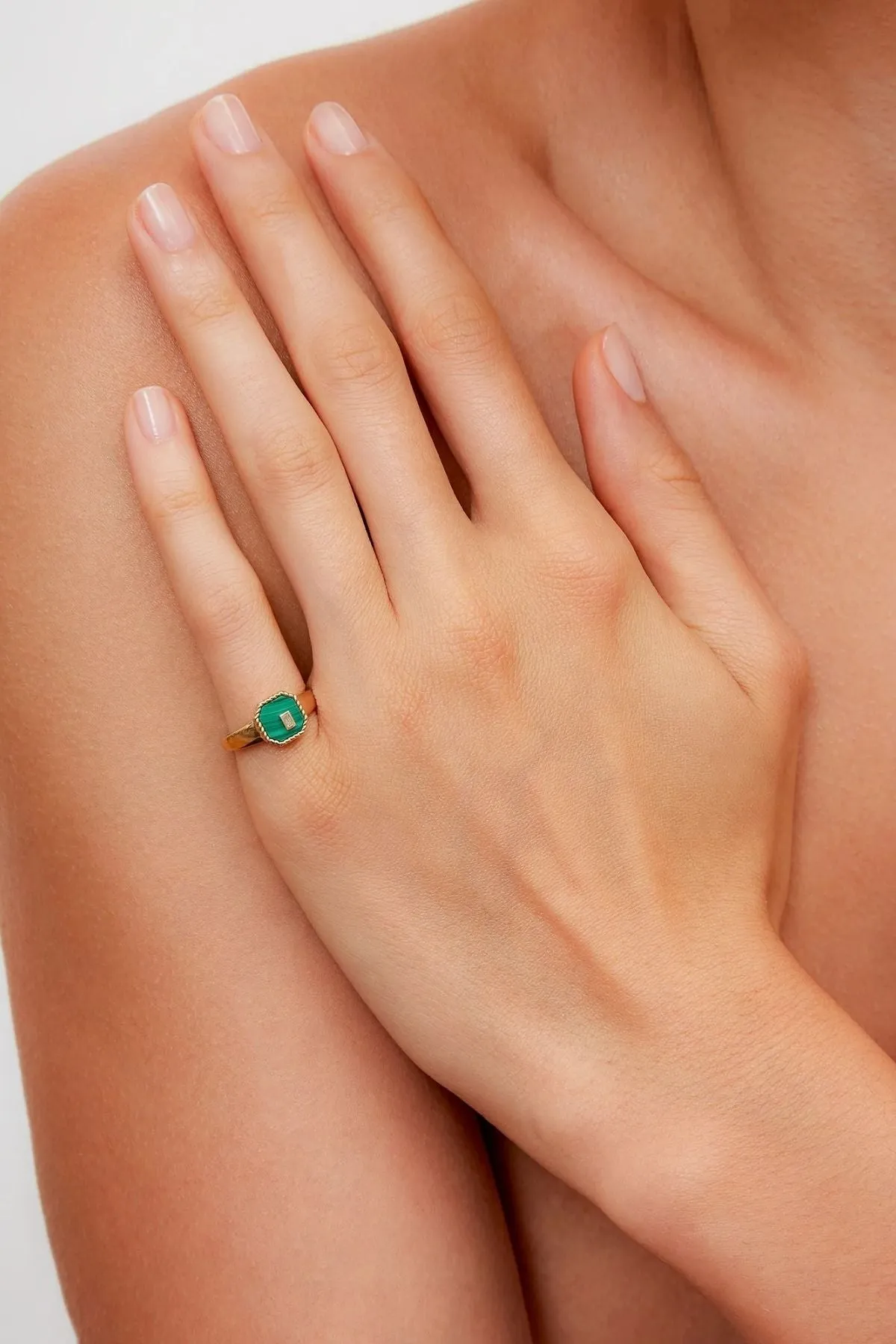 Yvonne Léon Baby Chevalière Malachite Octagon Signet Ring - Yellow Gold